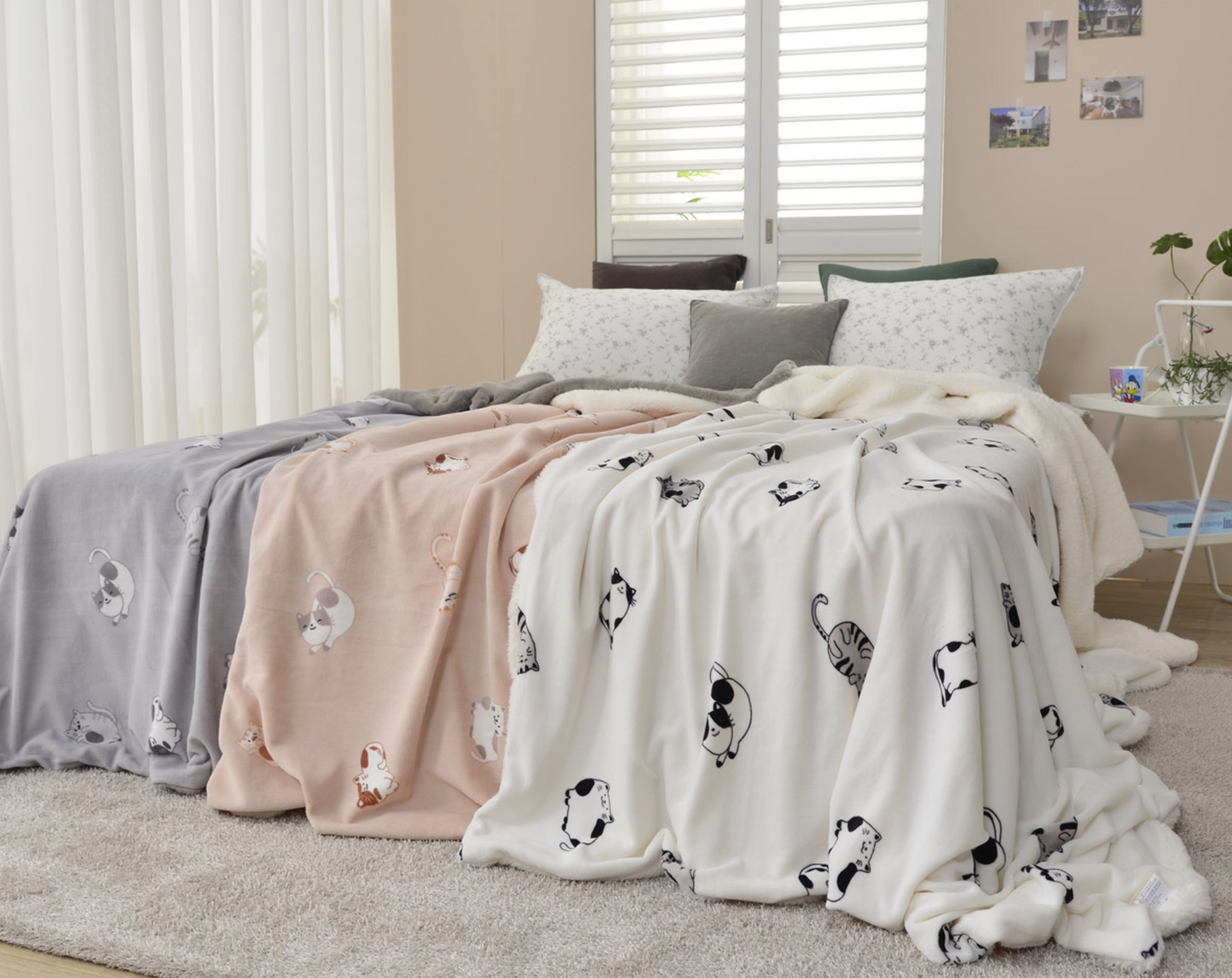 [Kozy House] Playful Kitten Print Mink Microfiber Blanket