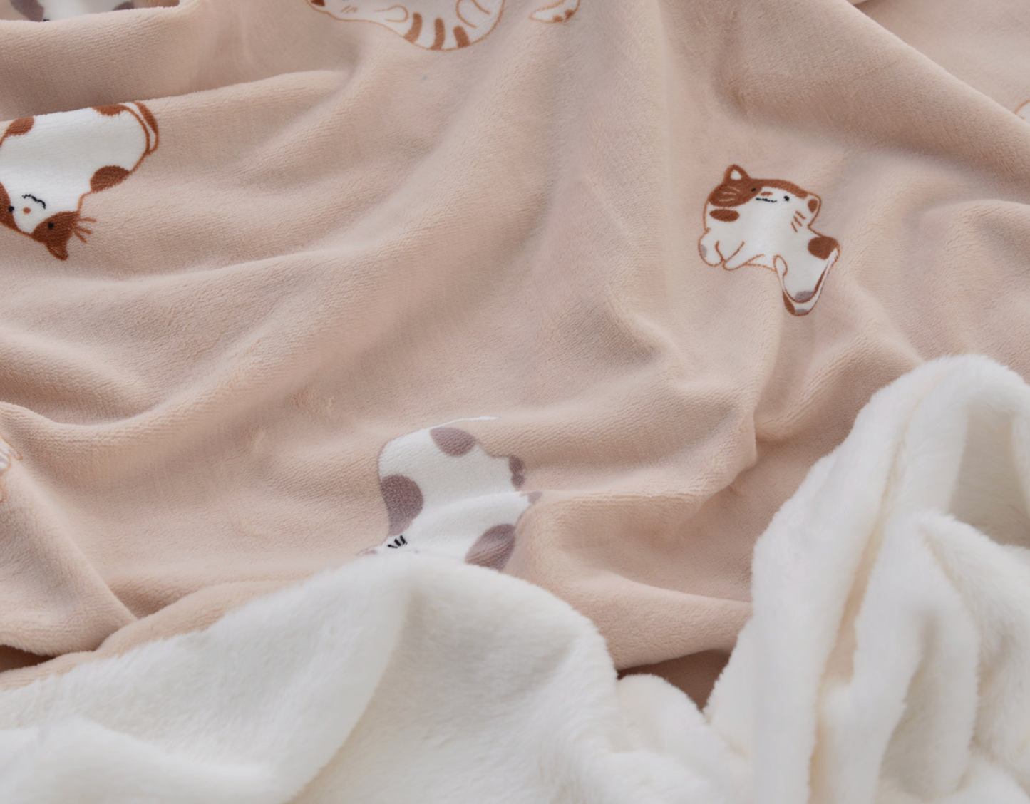 [Kozy House] Playful Kitten Print Mink Microfiber Blanket