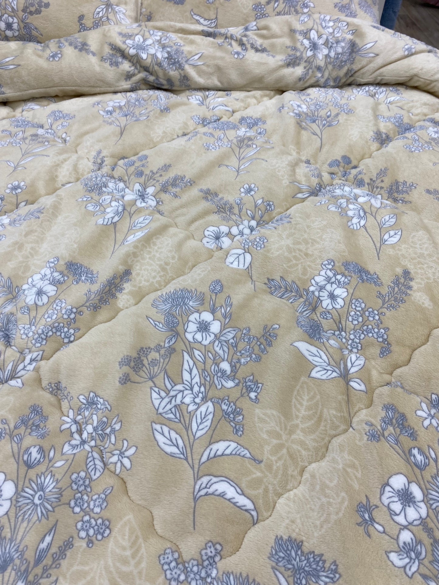[Kozy House] Anne Floral Microfibre 5mm 3D Burn-Out Korean Winter Comforter Set