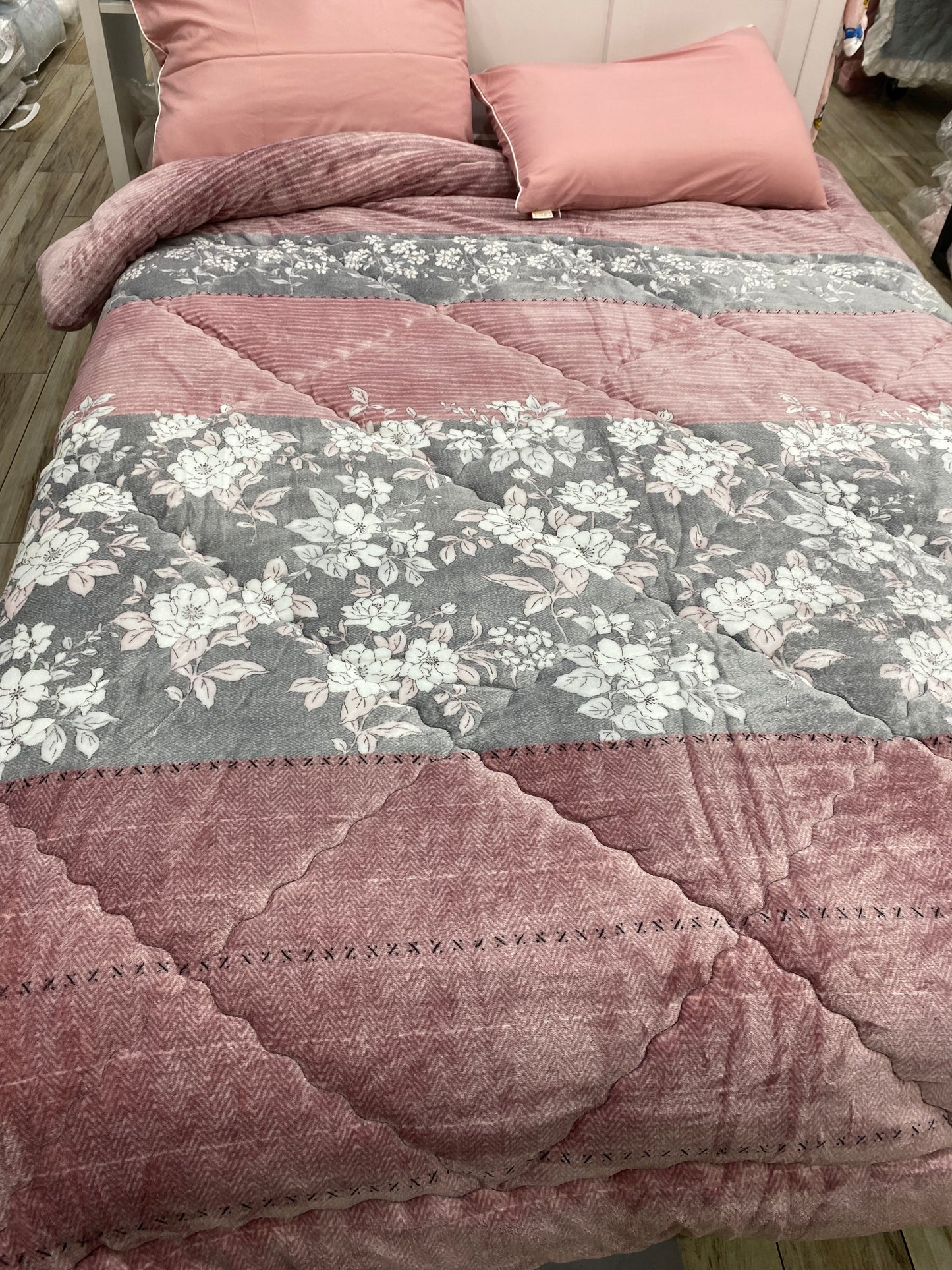 [Kozy House] Korean 5mm Microfiber Winter Comforter – Floral Pink Q